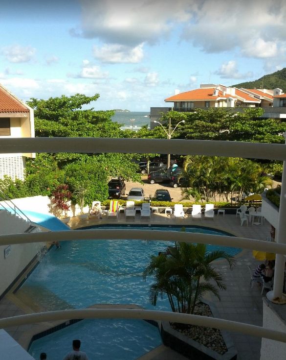 Piscina do Hotel Praia Brava vista da varanda, com a praia ao fundo
